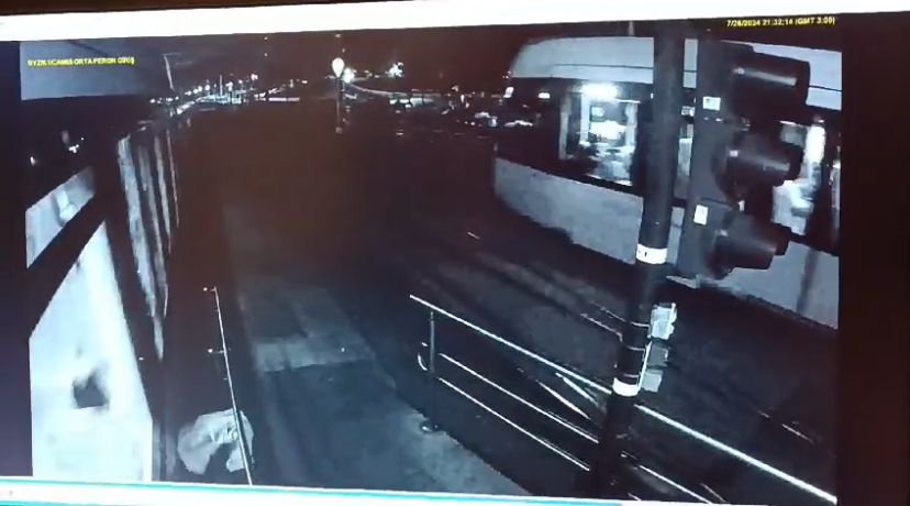 Fatih'te raylara düşen bir kişi tramvayın altında kalarak ölmüştü: Kaza anı kamerada