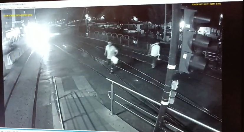 Fatih'te raylara düşen bir kişi tramvayın altında kalarak ölmüştü: Kaza anı kamerada
