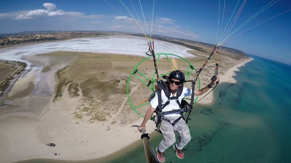 Edirne'de suyu buharlaşan göldeki tuz tabakası ortaya çıktı!