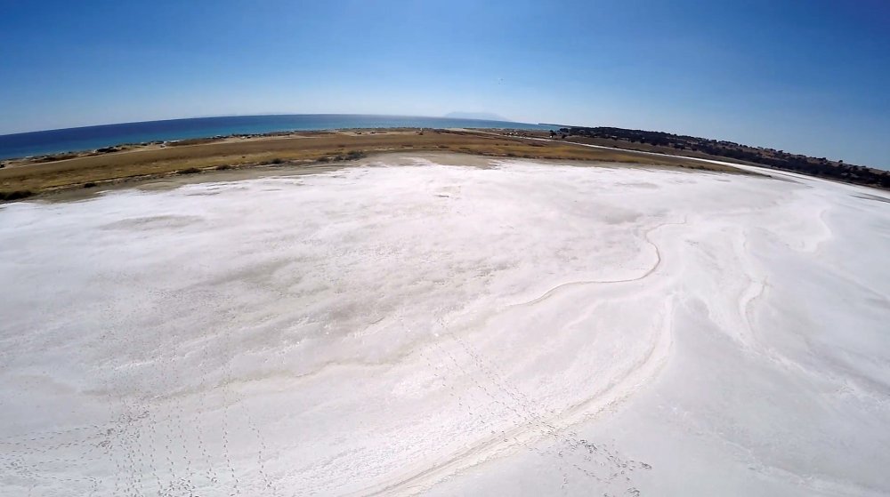 Edirne'de suyu buharlaşan göldeki tuz tabakası ortaya çıktı!