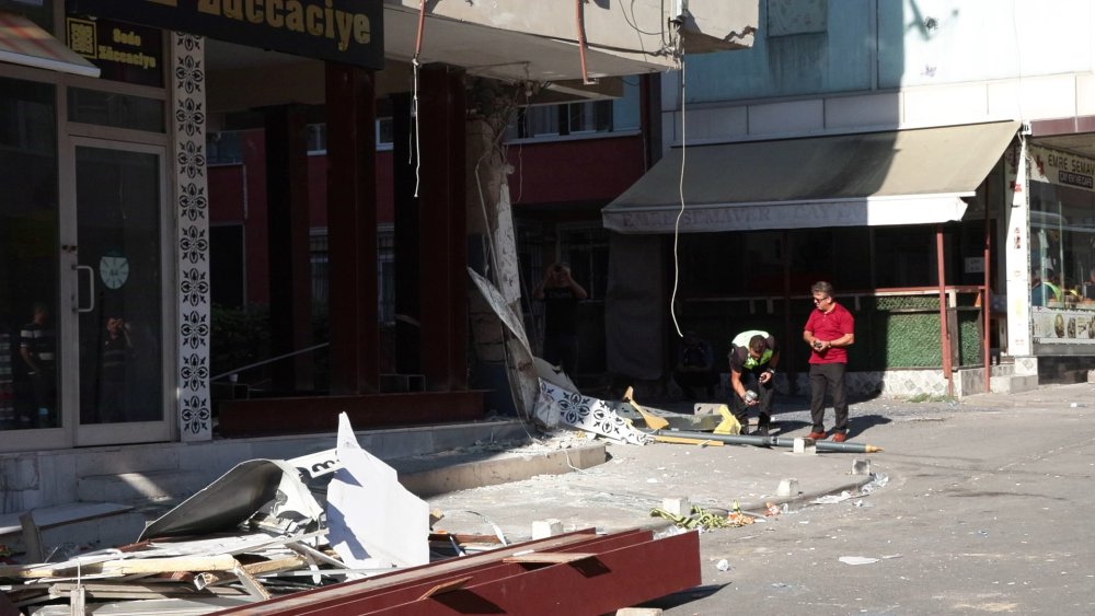 Pendik’te 4 katlı binaya çarpan İETT otobüsü çekildi