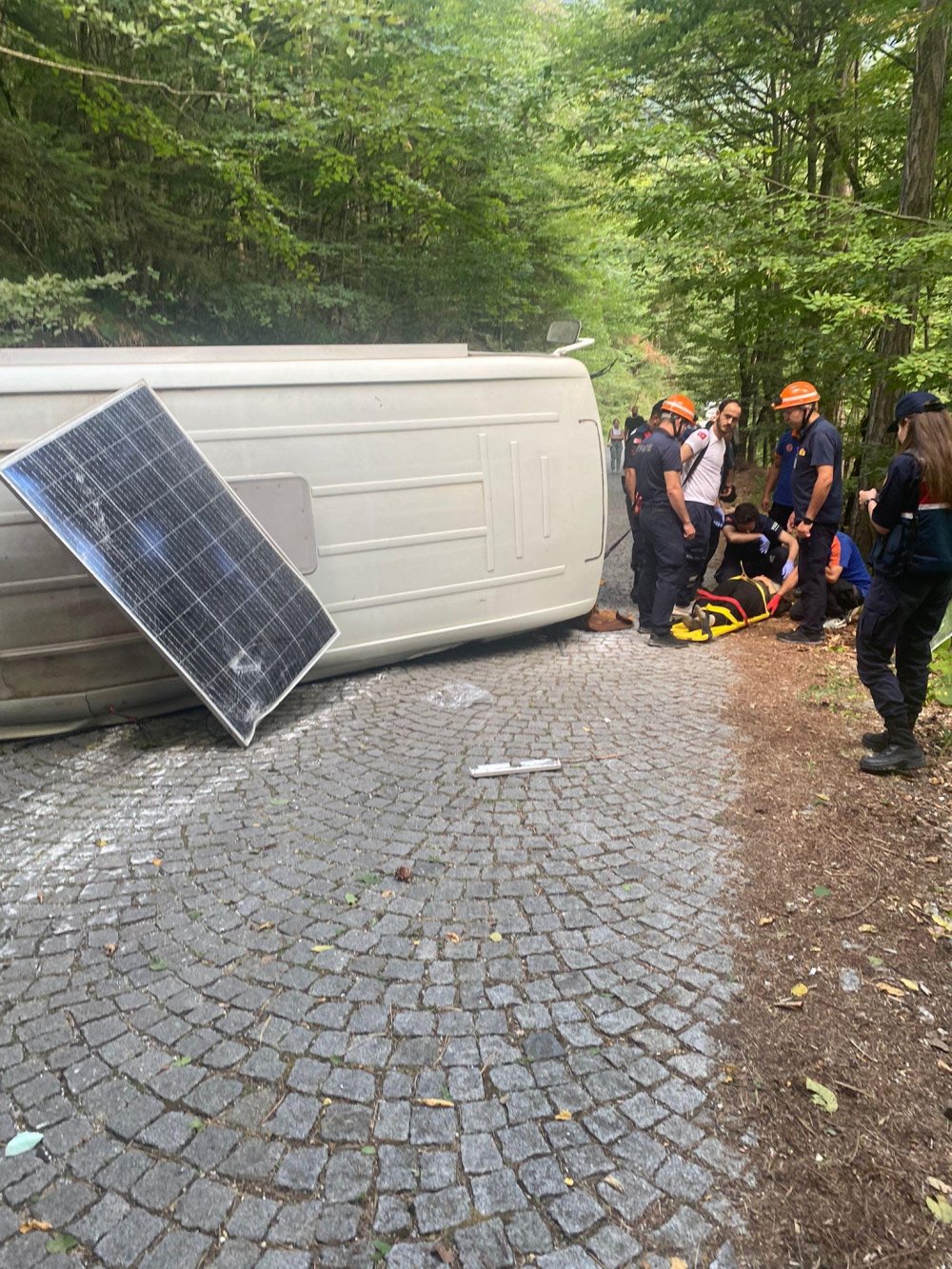 Kampa geldikleri karavanları devrilen çift yaralandı