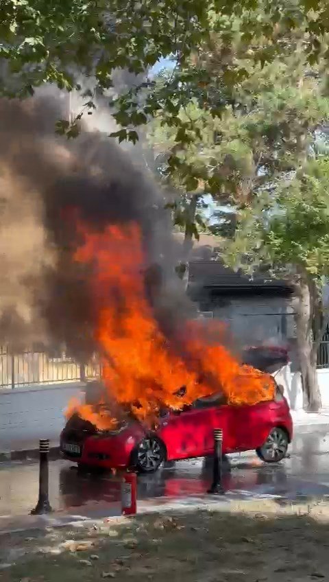 Beşiktaş'ta seyir halindeki otomobil alev alev yandı
