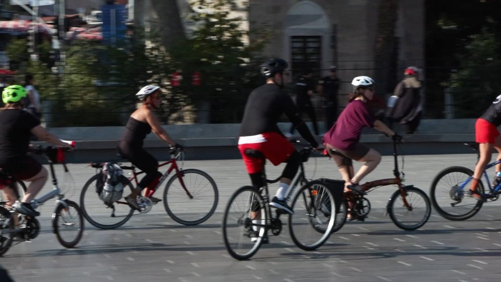 İklim aktivistleri Paris'ten yola çıkarak bisiklet turu düzenledi