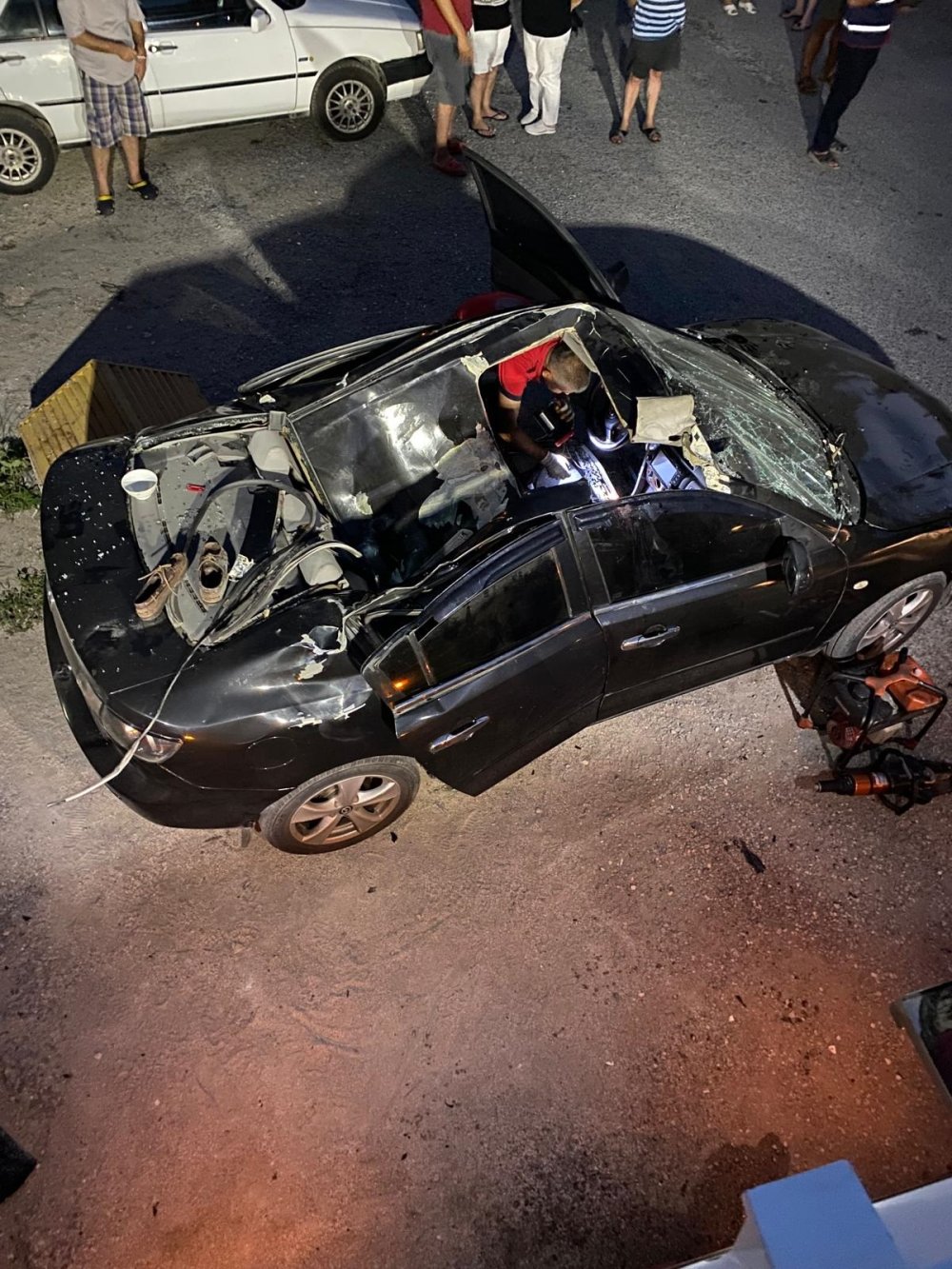 20'nci kattan otomobilin üzerine düştü!