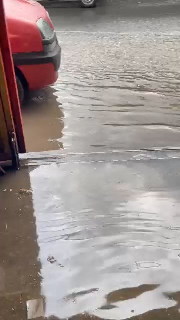 Sağanak yağışta İETT'nin içi suyla doldu