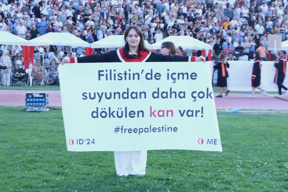 ODTÜ'deki mezuniyet töreninde elektrik kesintisi protestosu