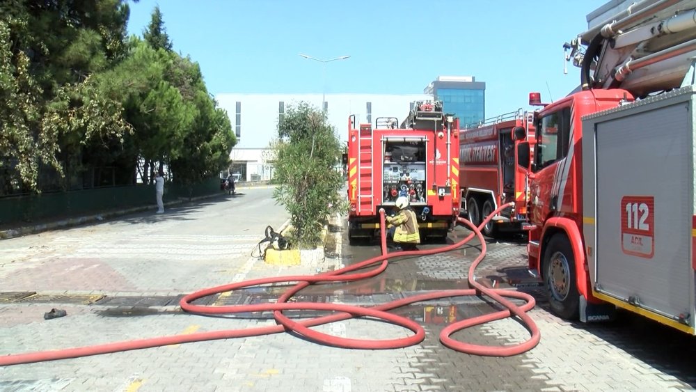 Tuzla'daki boya fabrikasında yangın çıktı: 1 işçi yaralandı