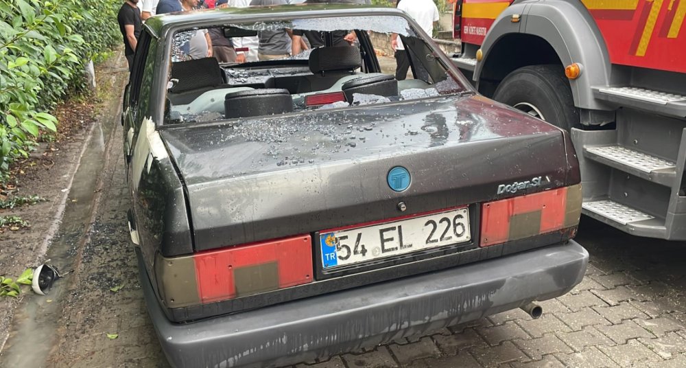 Böyle eş kavgası görülmedi! Kadın otomobili parçaladı, kocası evi yaktı!
