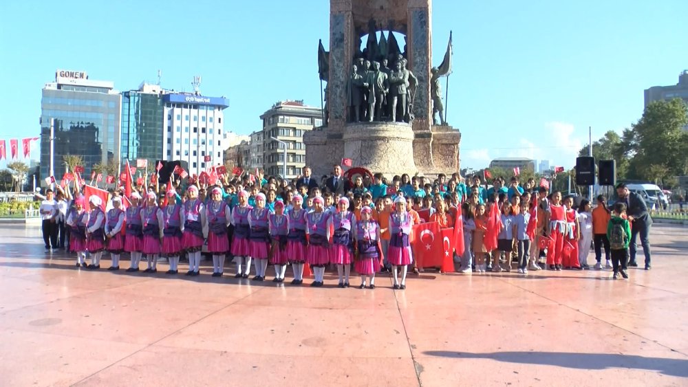 Taksim'de yeni eğitim yılının başlamasına özel tören
