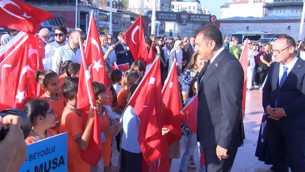Taksim'de yeni eğitim yılının başlamasına özel tören