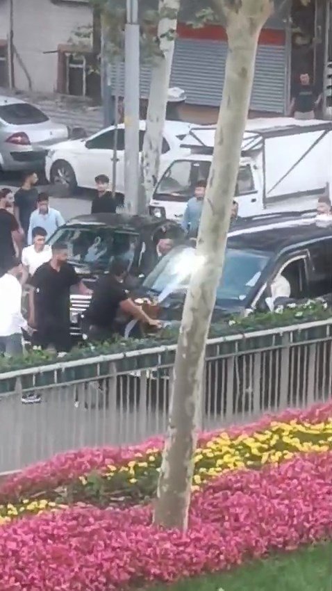 Yolu kapatan düğün magandaları, sivil polisi engelleyip kaçtı!