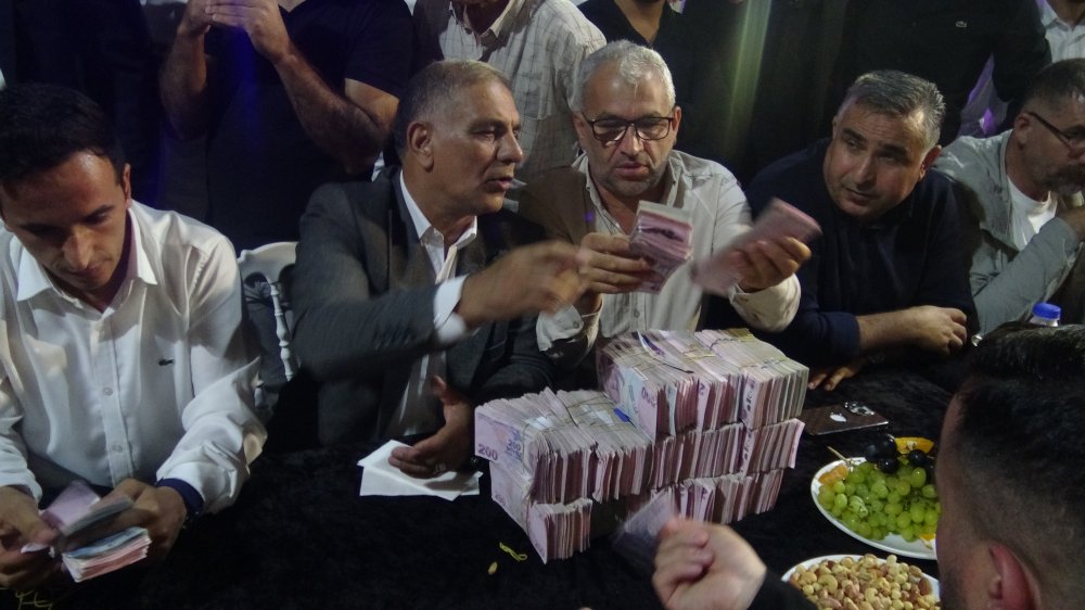 Aşiret düğününde 3 kilo altın, 4 milyon TL para takıldı!