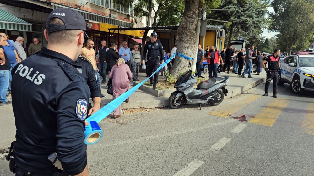 Aracındayken motosiklette husumetlisini gördü, silahla saldırdı