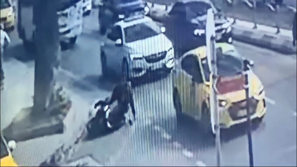 Aracındayken motosiklette husumetlisini gördü, silahla saldırdı