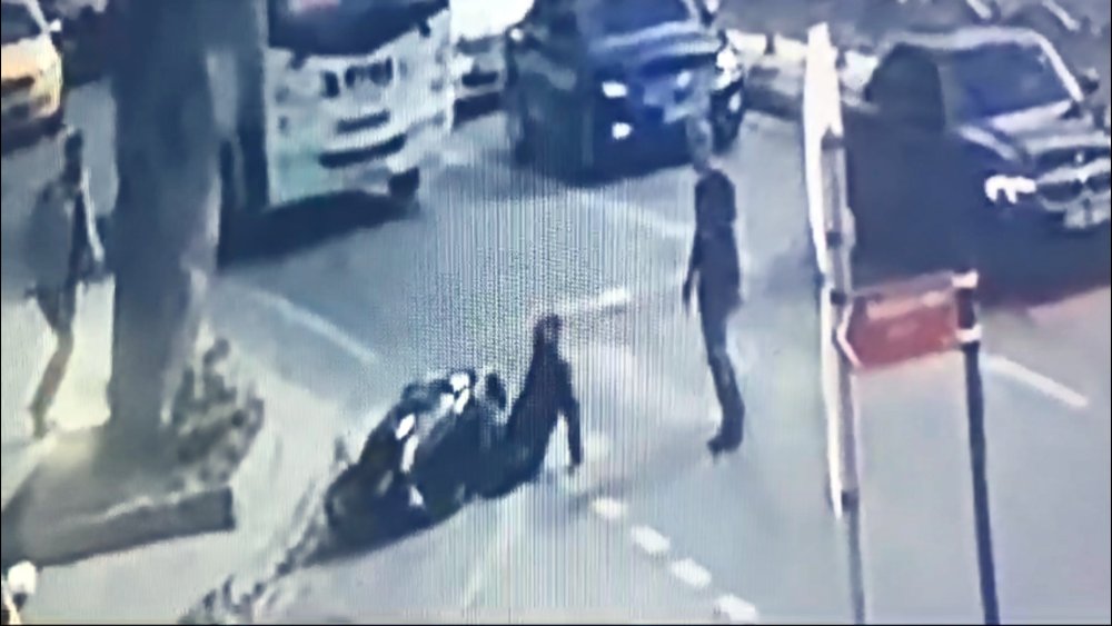 Aracındayken motosiklette husumetlisini gördü, silahla saldırdı