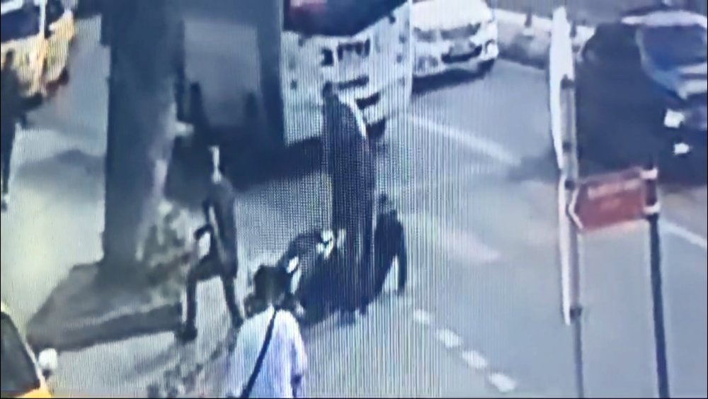 Aracındayken motosiklette husumetlisini gördü, silahla saldırdı