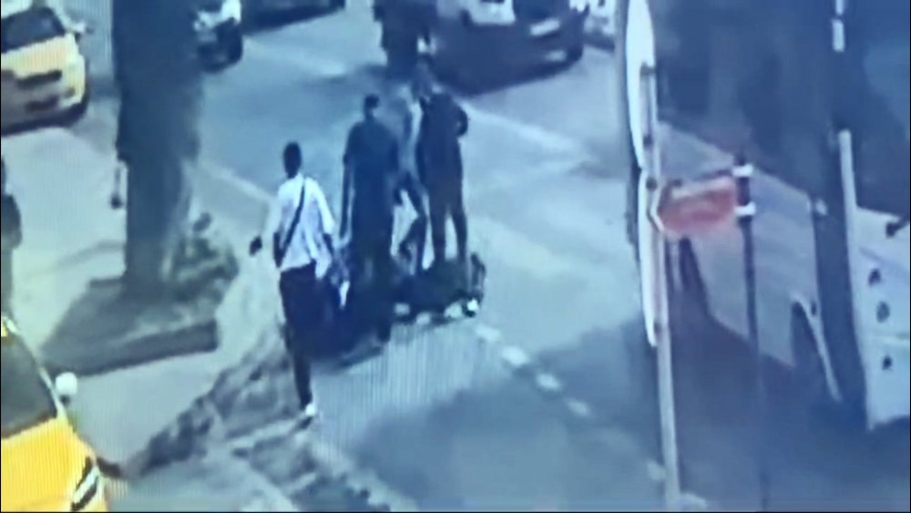 Aracındayken motosiklette husumetlisini gördü, silahla saldırdı