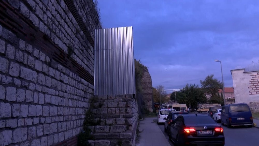 Edirnekapı Surları'nın girişleri sacla kapatıldı