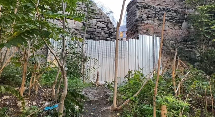 Edirnekapı Surları'nın girişleri sacla kapatıldı