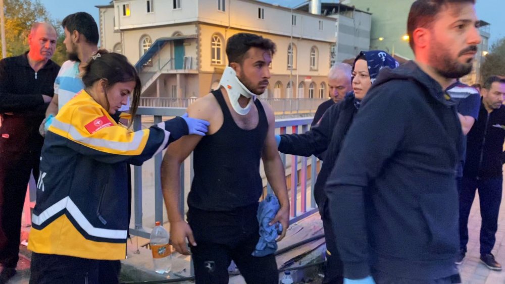 Kaldırımı ve tellerini aşan TIR, tali yola düştü!