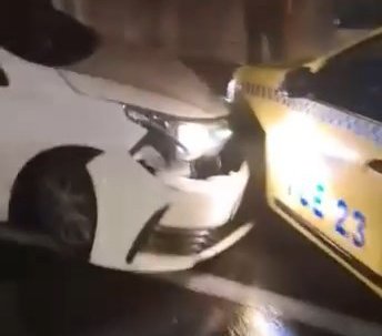 Avcılar’da otomobil ve taksi sürücüsü kazaya karıştı