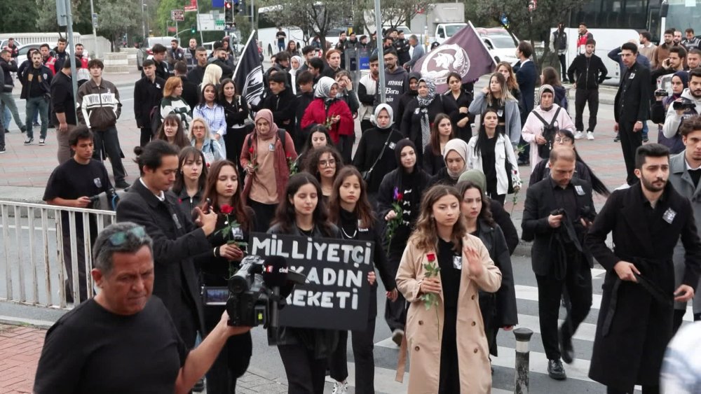 Edirnekapı Surlarında İkbal Uzuner ve Ayşenur Halil için 'Saygı nöbeti'