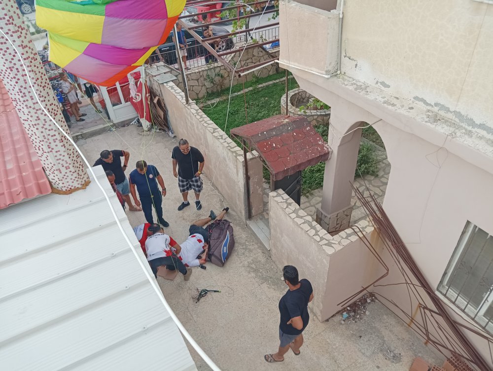 Yamaç paraşütünde korkunç dakikalar: İnişe geçerken çatıya düştü