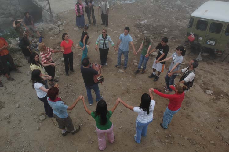 Horon Her Yerde Oynanmaz! 4