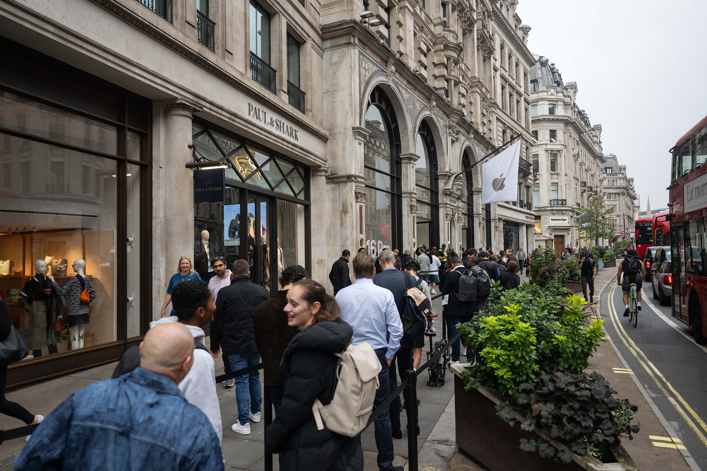 IPhone 16 İngiltere'de satışa başladı 2