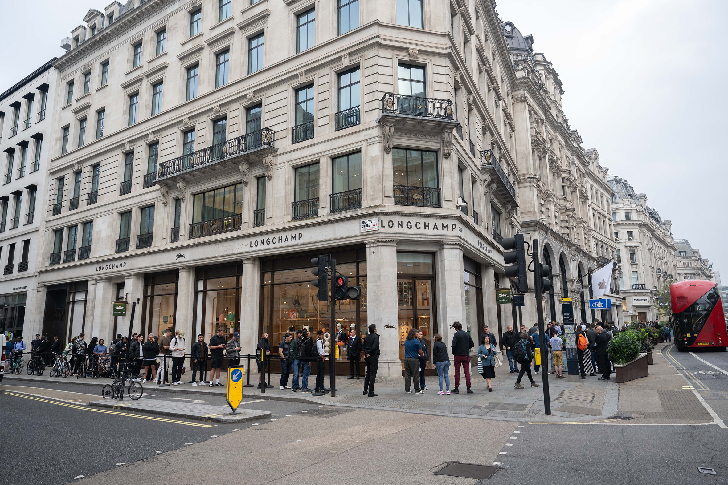 IPhone 16 İngiltere'de satışa başladı 3