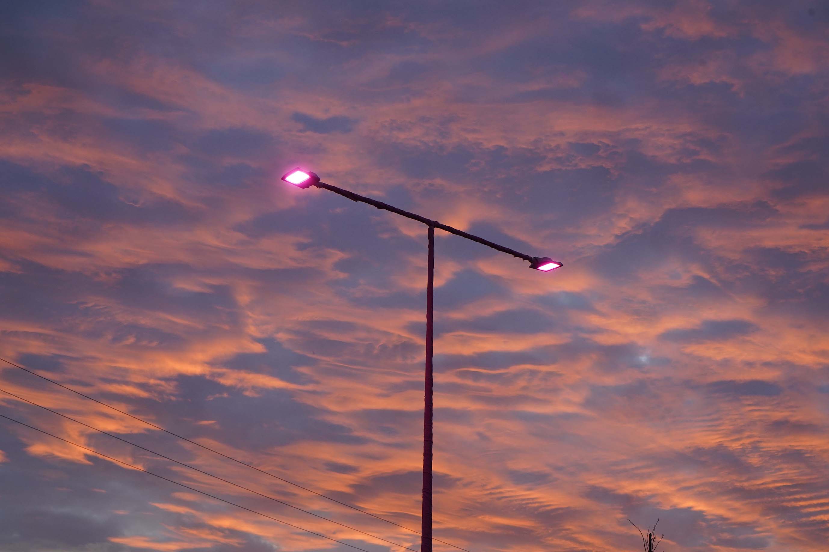 UEDAŞ meme kanseri farkındalığı için sokak lambalarını pembe renkte yaktı 1