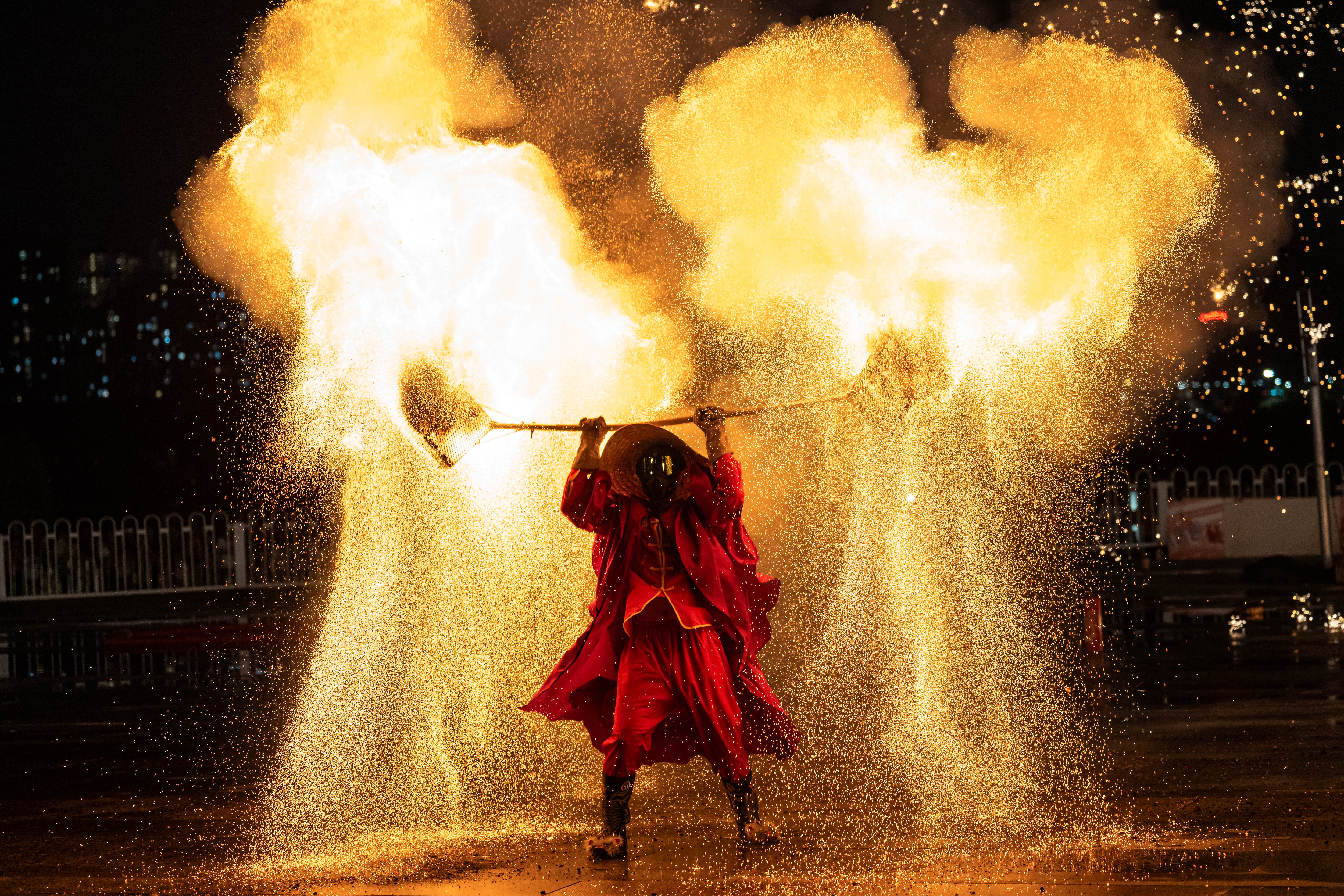 Herkesin nefesini kesen ateş dansı 11