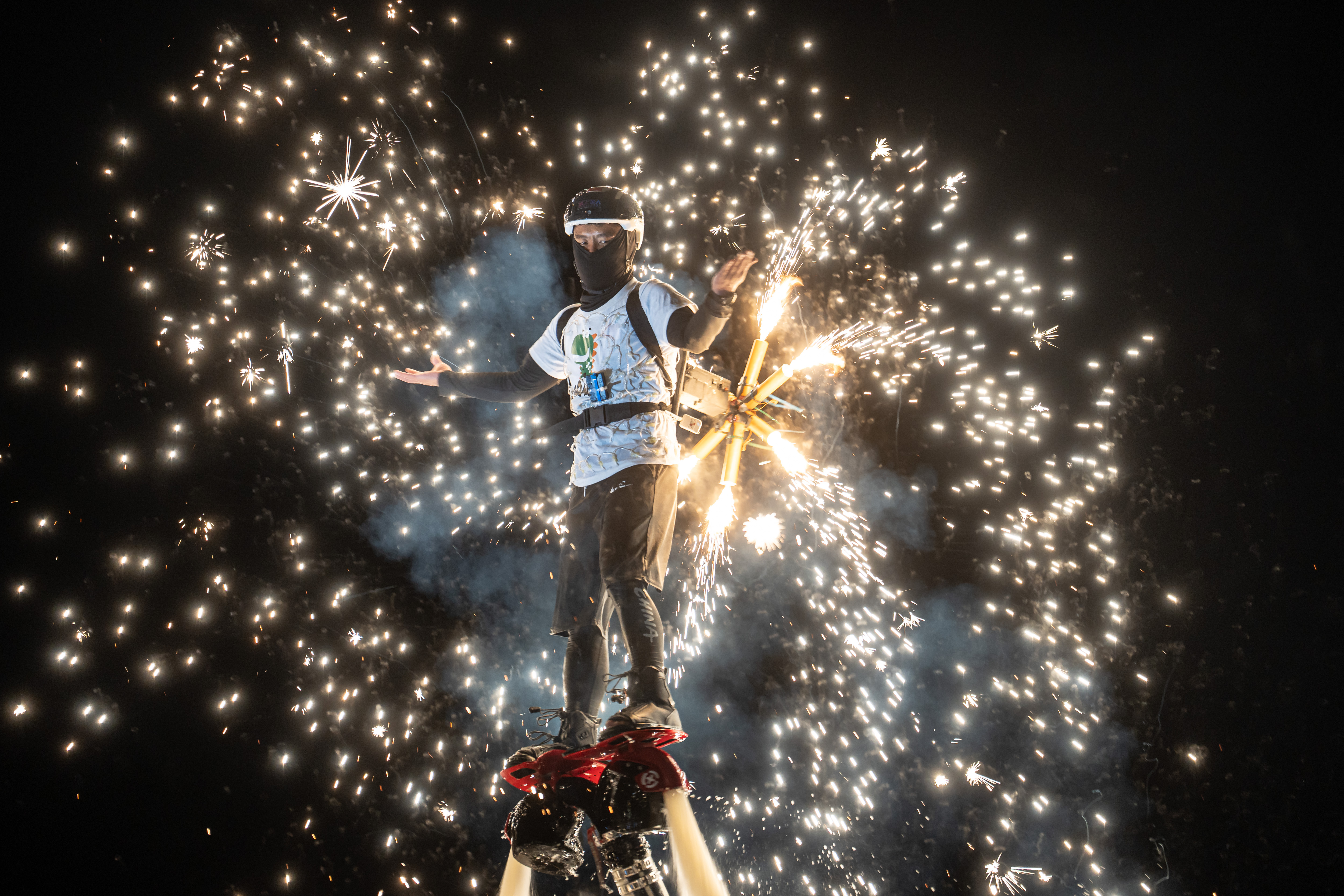 Herkesin nefesini kesen ateş dansı 13