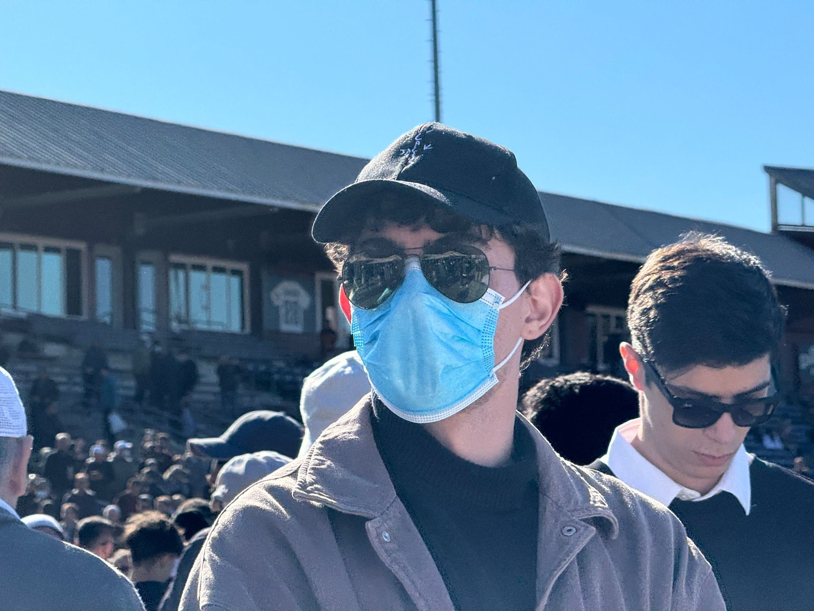 FETÖ'cülerin zor anları! Yüzlerini gizlemek için birbirleriyle yarıştılar 1