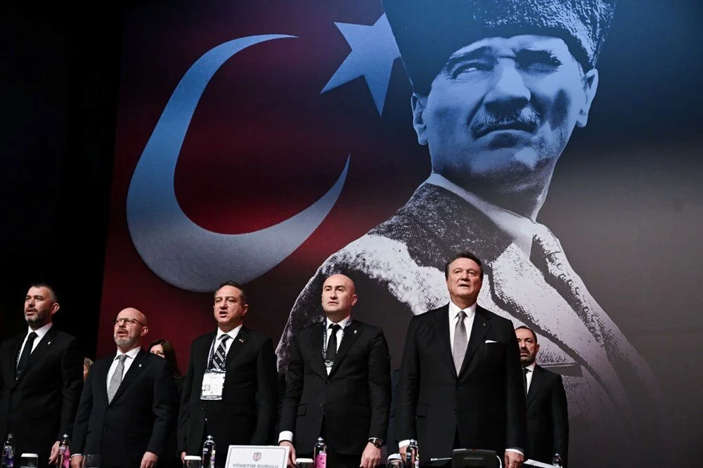 Beşiktaş kongresinde kavga çıktı sandalyeler havada uçuştu 1