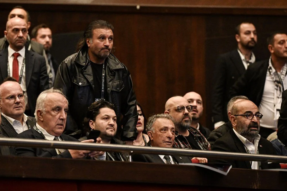Beşiktaş kongresinde kavga çıktı sandalyeler havada uçuştu 2