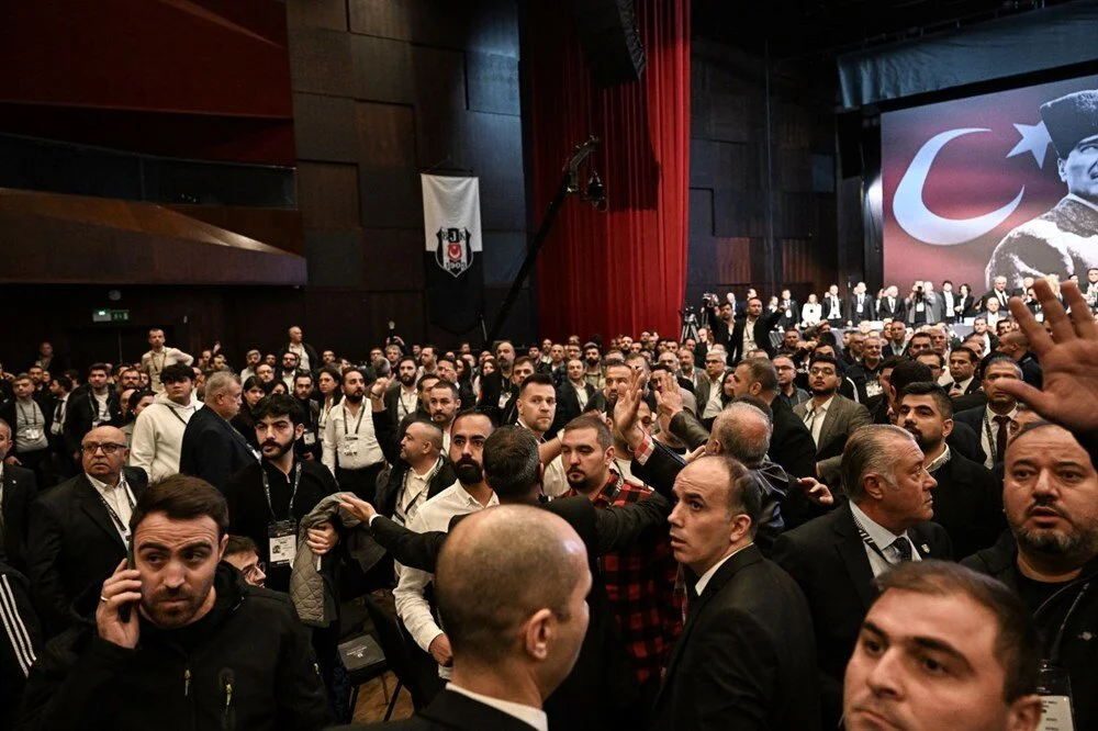 Beşiktaş kongresinde kavga çıktı sandalyeler havada uçuştu 3