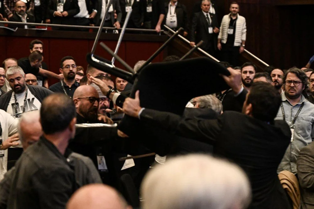 Beşiktaş kongresinde kavga çıktı sandalyeler havada uçuştu 4