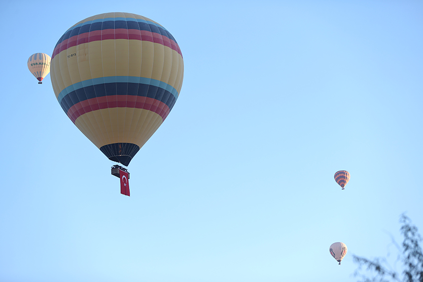 Kapadokya'da balonlar Türk bayraklarıyla uçtu 11