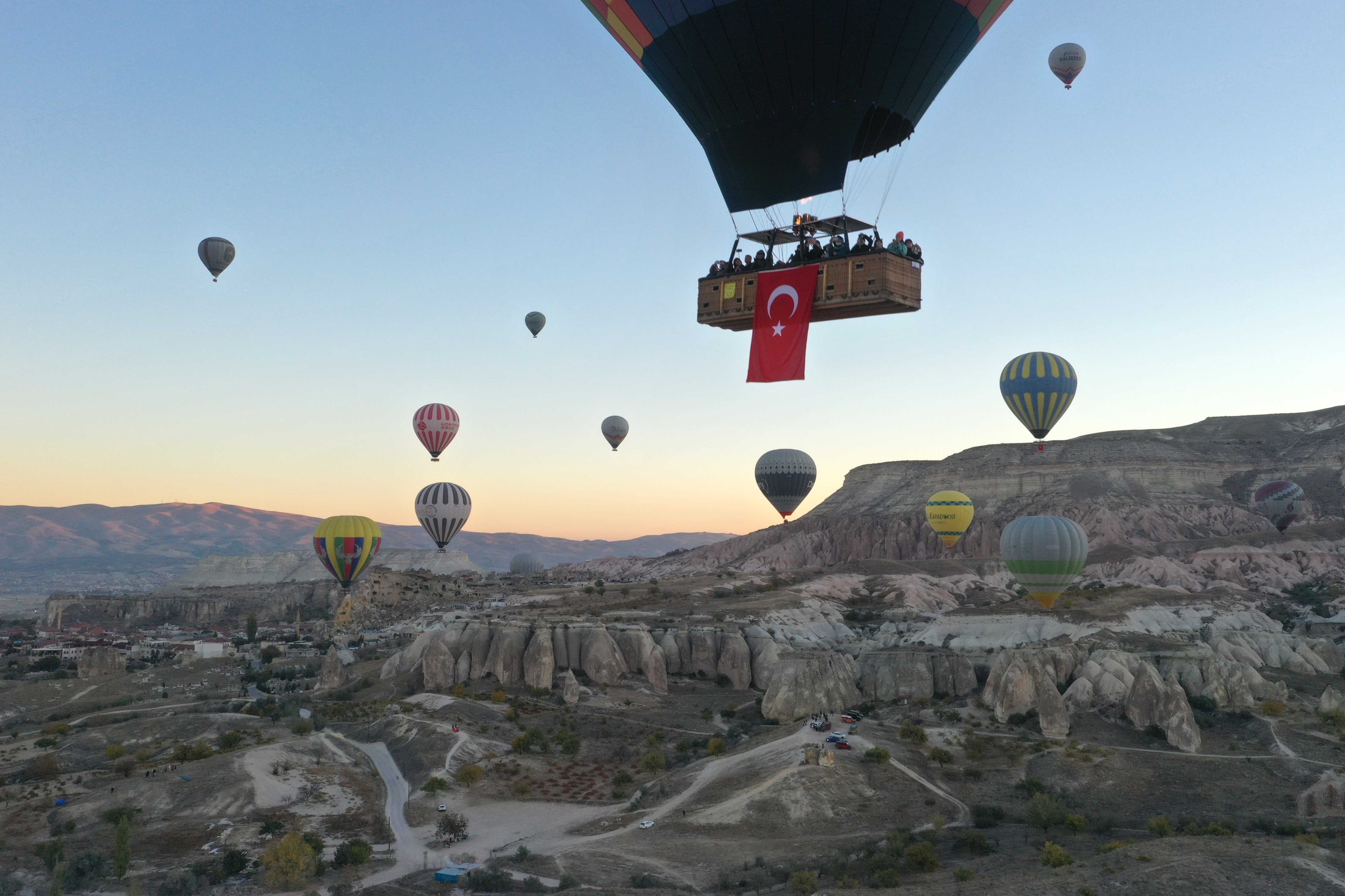 Kapadokya'da balonlar Türk bayraklarıyla uçtu 1