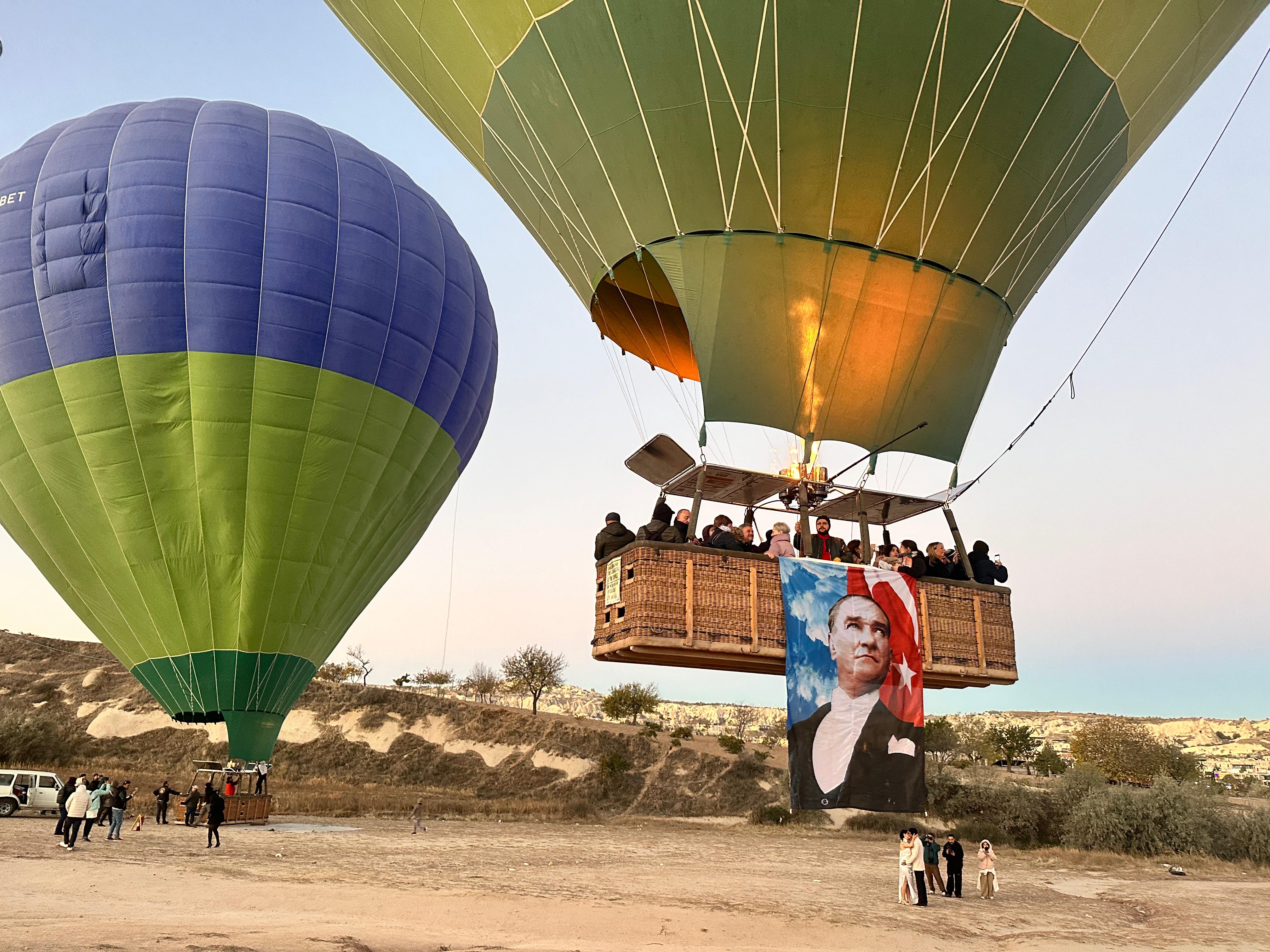 Kapadokya'da balonlar Türk bayraklarıyla uçtu 9