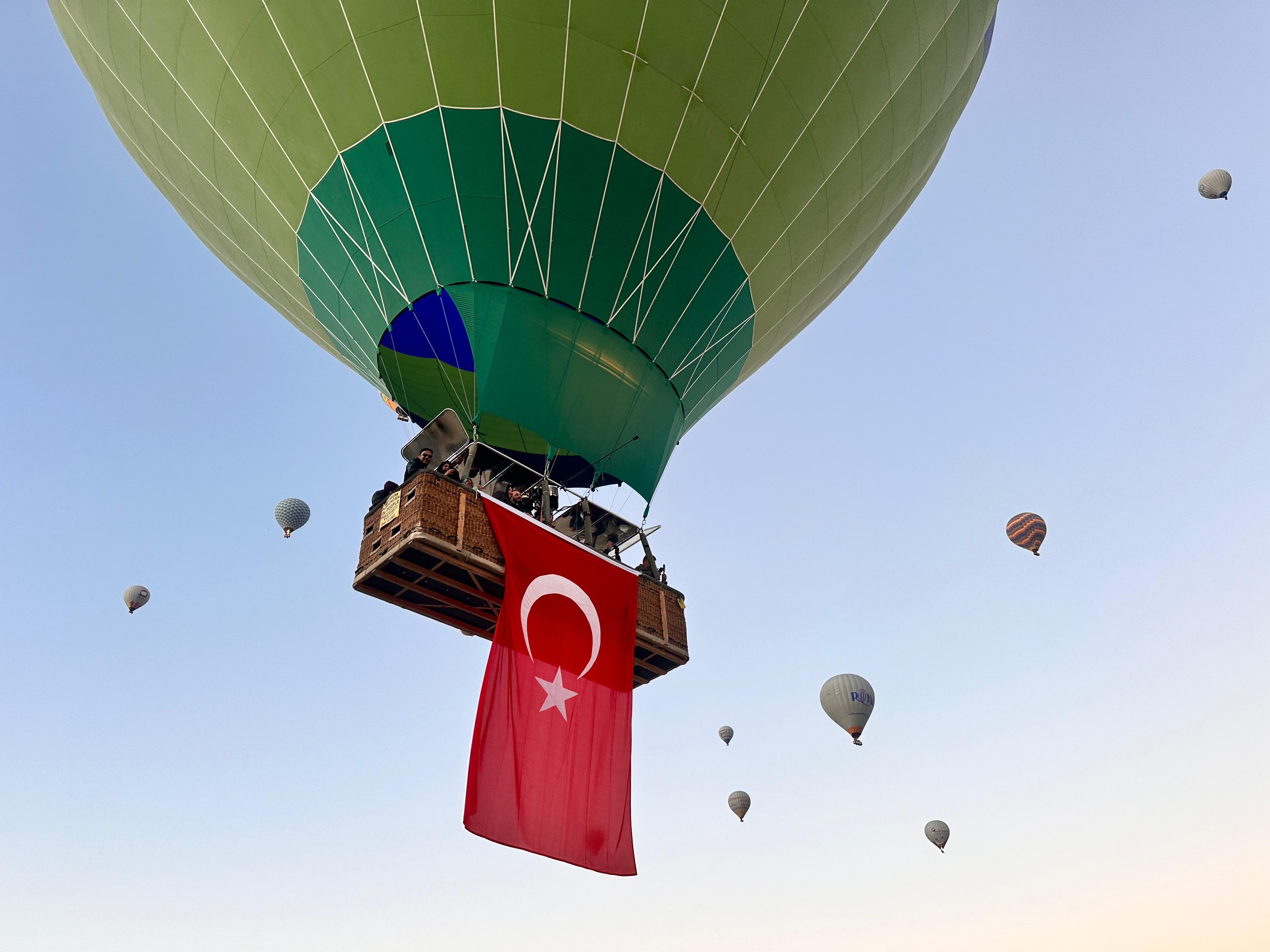 Kapadokya'da balonlar Türk bayraklarıyla uçtu 8