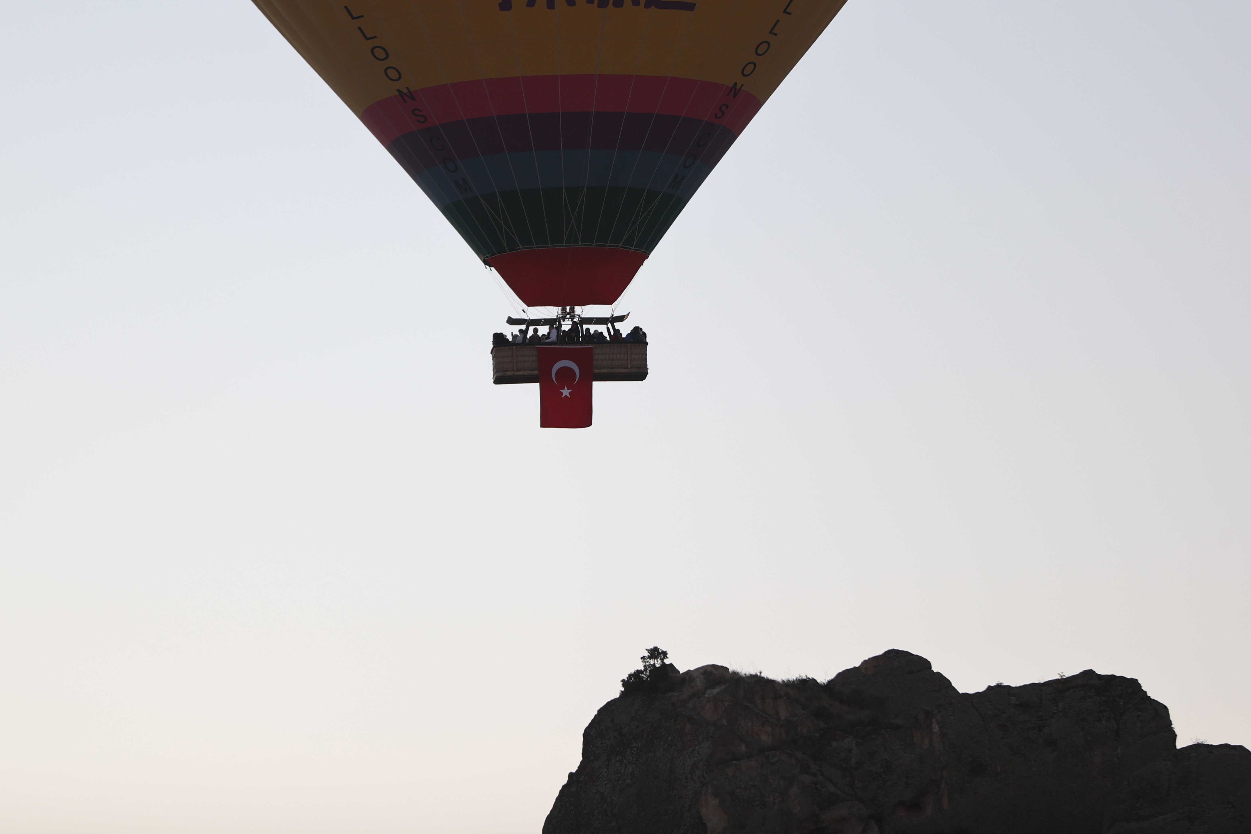 Kapadokya'da balonlar Türk bayraklarıyla uçtu 5