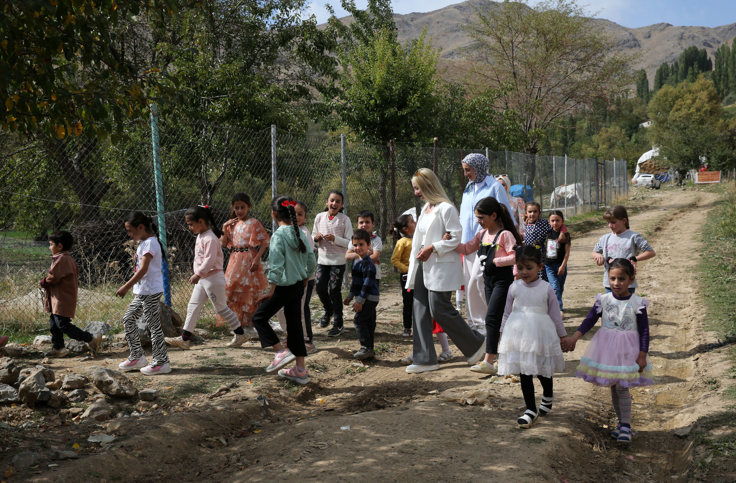Eğitimi doğaya taşıdılar eğlenerek öğreniyorlar 3