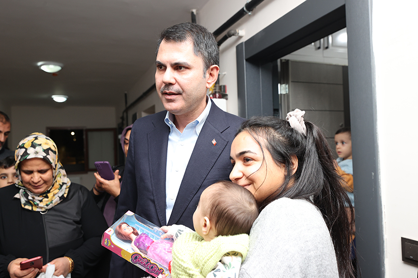 Bakan Kurum evi yıkılan başöğretmenin yeni evine misafir oldu 10