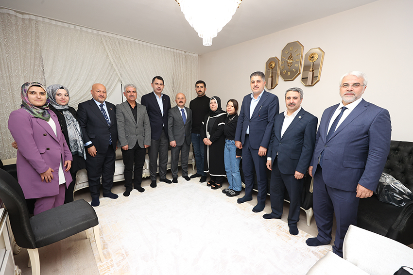 Bakan Kurum evi yıkılan başöğretmenin yeni evine misafir oldu 3