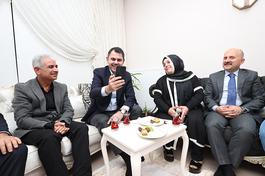 Bakan Kurum evi yıkılan başöğretmenin yeni evine misafir oldu 2