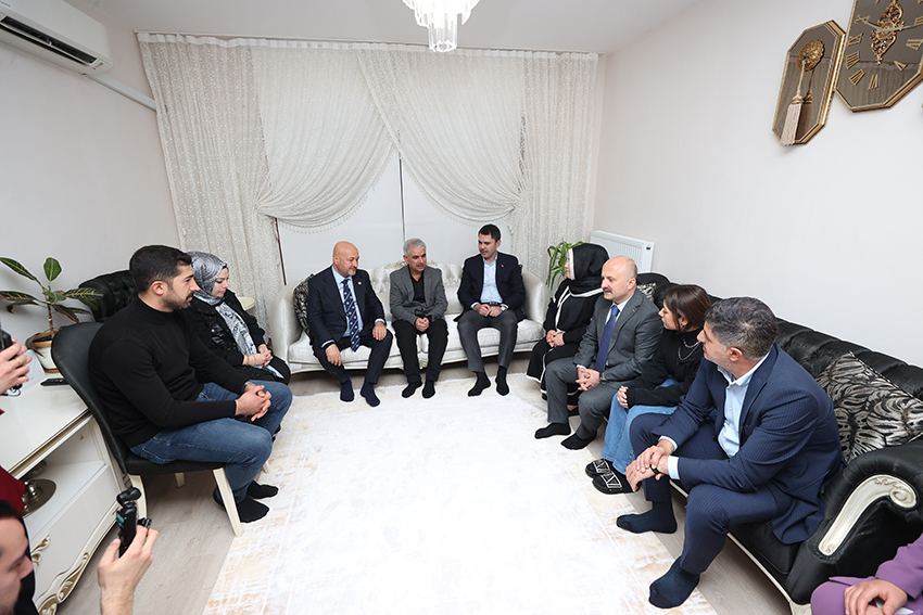 Bakan Kurum evi yıkılan başöğretmenin yeni evine misafir oldu 1