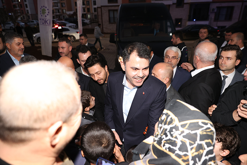 Bakan Kurum evi yıkılan başöğretmenin yeni evine misafir oldu 5